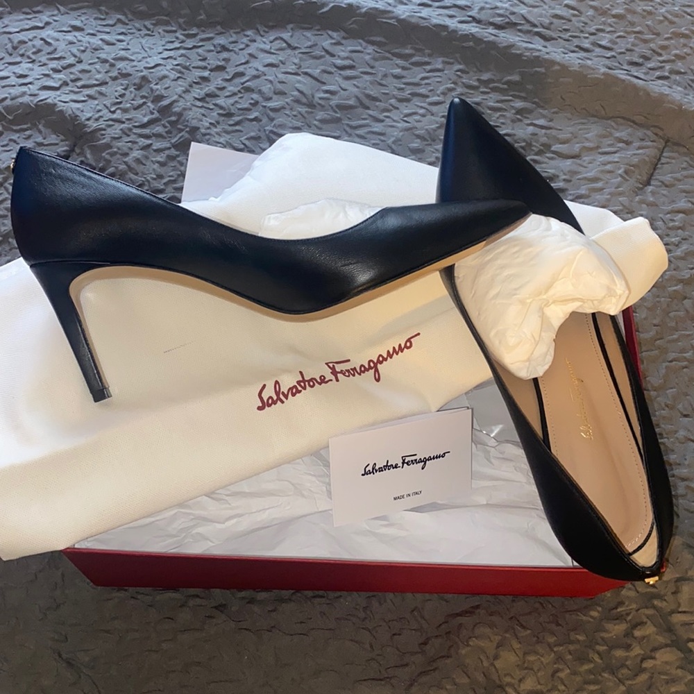 🔴 Salvador Ferragamo Leather Pumps